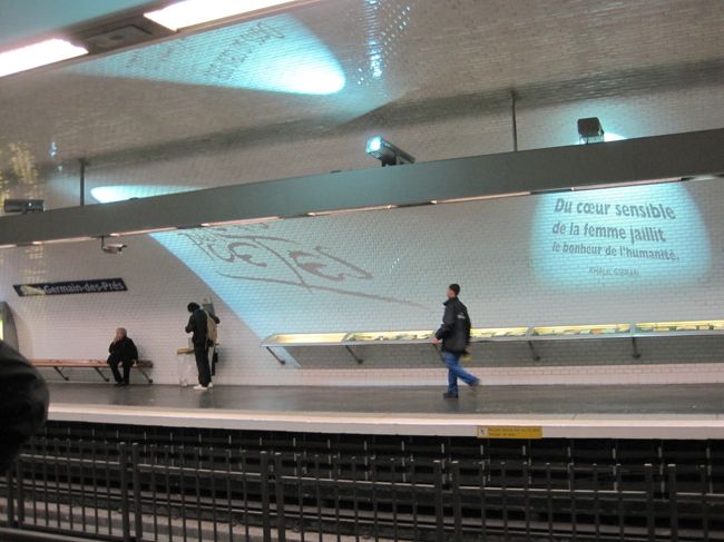 メトロのホーム。見て！後ろの壁。<br /><br />影で字が！シャレてんな〜