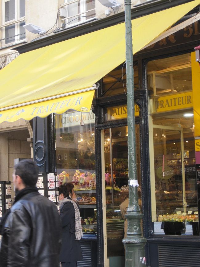 ここはモントルグイユ通りにあるストレーという<br />お菓子屋さん。前の旅行でたまたま入ったお店。<br />(あやたん覚えてる〜？？マカロン買ったとこだよ。)<br /><br />なんと創業１７３０年のパリで一番古いお菓子屋さん！全く知らなかった。<br /><br />今回の旅行で絶対来たいと思ってたので、よかった！