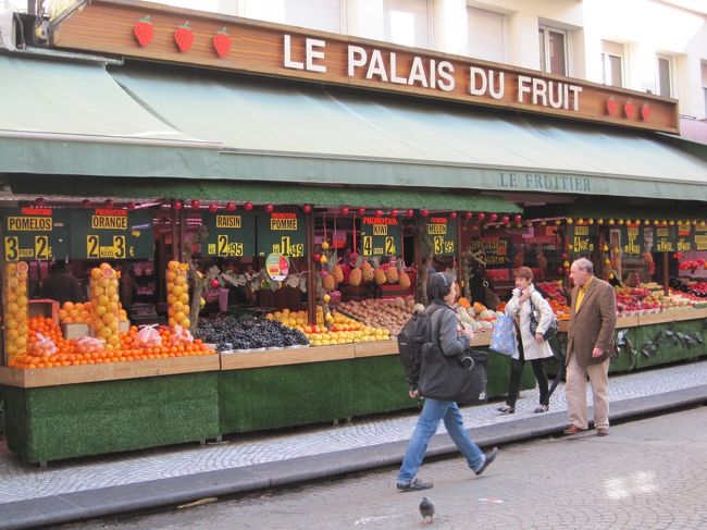 果物屋さん。<br /><br />色鮮やか！量もすごい！<br />日本とはちがうなぁ。