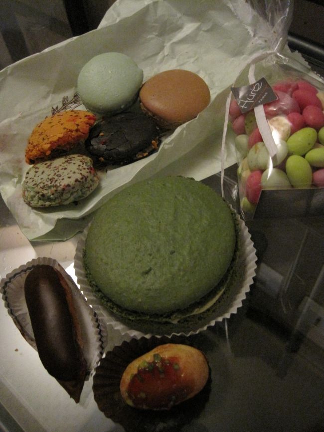 お菓子いっぱい♪<br />買いすぎ！<br /><br />緑のでっかい物体はHureというお店のピスッタシュマカロン(大)★<br /><br />しあわせ〜♪