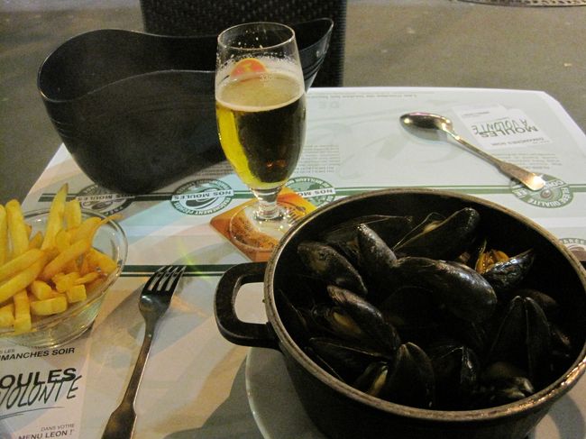 ムール貝食べました。<br /><br />写真撮りたかったのでテラス席にしたら<br />風が強かったので店員のおじさんに心配されました。<br /><br />おじさん色々話しかけてくれたけど聞き取れなかった…ごめんね〜<br /><br /><br />しかしこれで18ユーロは高くない？