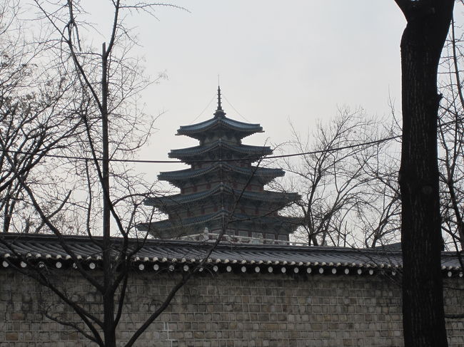 道路から眺める景福宮