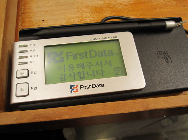 カードで購入時に署名するペンと本体。<br />日本はまだまだ紙とペンですがソウルはほぼコレです。画期的！