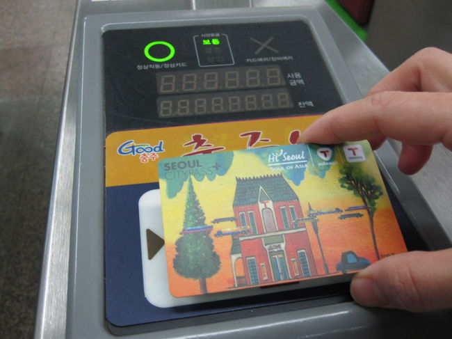 T-マネーカード。<br />チャージ式の地下鉄乗車券。　<br />いちいち切符を買う手間が省けて　便利！