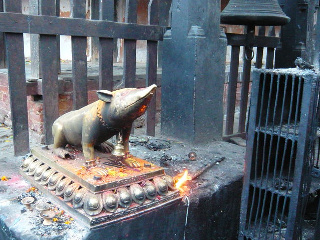 街にはシヴァ神とガネーシャの像がたくさん。<br />これはガネーシャの乗り物。ねずみ。