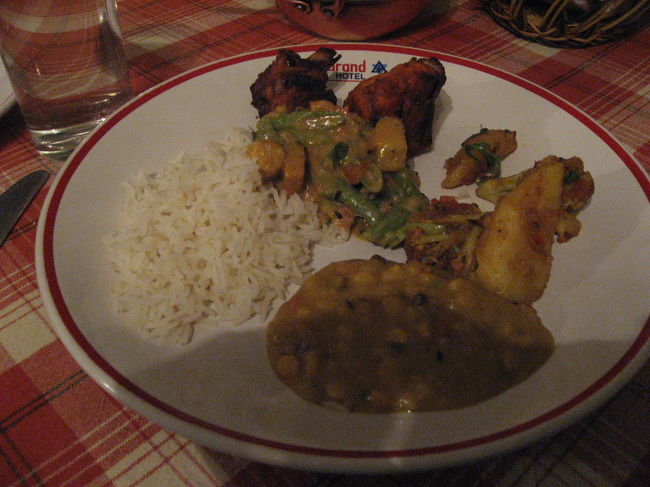 1日目、カトマンズのホテルの夕食。<br />ネパール料理でした。