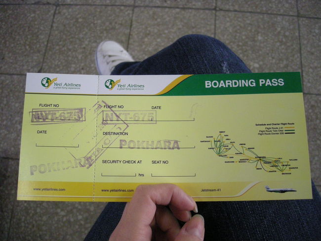 2日目。カトマンズからポカラへ。<br />カトマンズの空港で空港使用税を払わなければなりません。<br />セキュリティチェックは、ボディタッチです。<br />なのでセキュリティチェックのための列は男女別。