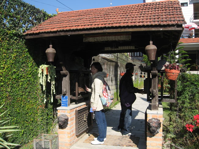 ホテルの入り口には、お経？をいいながらまわすガラガラみたいなのがありました。