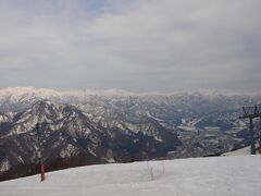 気温は高くてもまだまだ雪深い越後の山々。