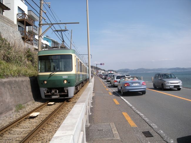 江ノ電がやってきた〜♪<br /><br />かわいい〜。<br />海と江ノ電。