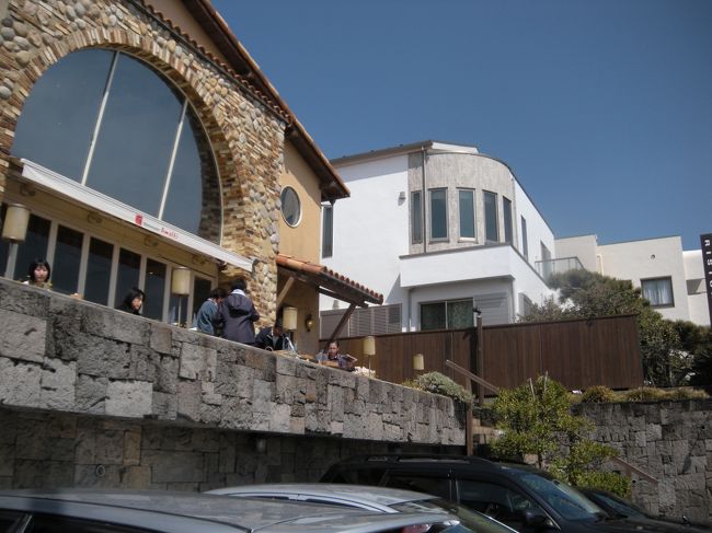 海岸線が綺麗なここ一帯は、<br />見晴らしのよさが売りのレストランが並んでいます。