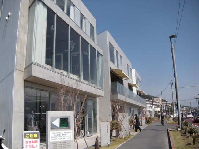 七里ヶ浜駅近くのコンクリート打ちっぱなしの建物。<br /><br />世界一の朝食といわれたスクランブルエッグで<br />有名なレストラン「Bills」が入っている建物です。<br /><br />3月に赤レンガ倉庫にも店舗がオープンしました。<br /><br />-----<br />ビルズ<br />http://bills-jp.net/restaurants/shichirigahama.html<br /><br /><br /><br />