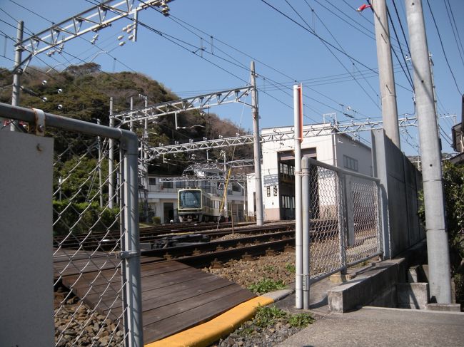 極楽寺車庫の横を通って…