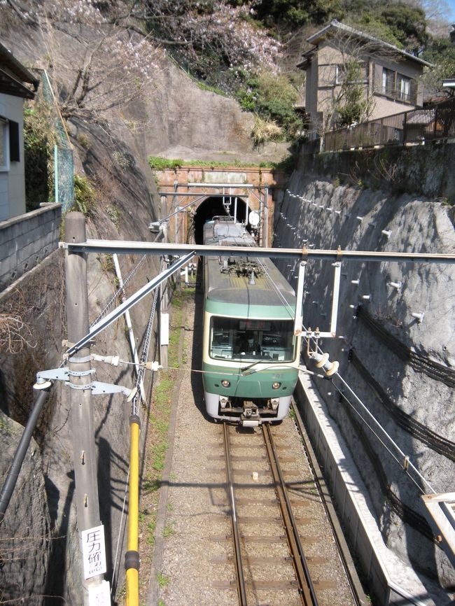 駅から極楽寺に向かう橋下。<br />ちょうど江ノ電が走っていました。