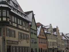 次に訪れたのは城壁に囲まれた街・ローデンブルグ。
黄色やピンク、青などカラフルな家々が可愛らしい。
