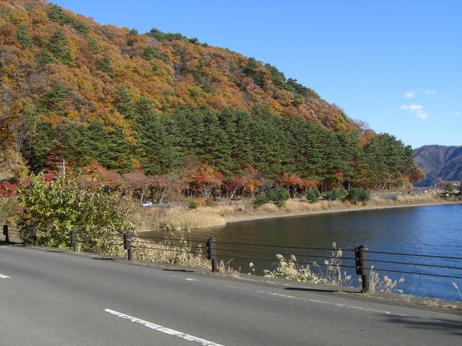 この道路沿いはなかなかの紅葉スポットです。<br />近くに車を止めて、歩いて行くのがいいでしょう。