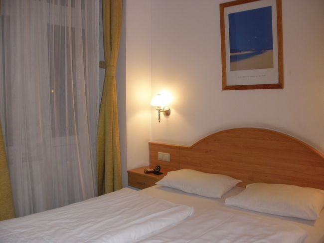 騒がしい高校生達のいないフロアがあるからと言って<br />3泊目だけ利用したお部屋はダブルベッドのお部屋…<br /><br />スーツケースを広げる余裕もなく、ちょっと不便さを感じながら１晩過ごしました。