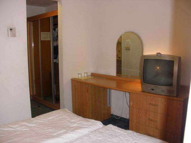 ツインのお部屋なら、ベッドを動かしてスーツケースを広げるスペースを作り出せたんだけど、<br /><br />残念ながらこのダブルベッドは動かせませんでした。