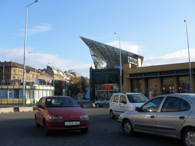 西駅に着いて、どの出口から出ればいいのかわからないまま、適当に上に出ると、この眺め。<br /><br />あれが、ウエストエンドというショッピングセンターのようだとわかって、そちらの方へスーツケースを引きずっていきます。<br /><br />目指すホテルはあの建物内にあるのです。