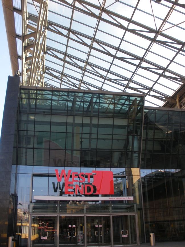 ここから入って、ショッピングセンター内から入ることもできましたが、<br /><br />とりあえず、確かな大通り沿いを歩いてホテル入り口に向かいます。