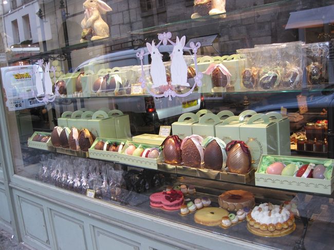 寄り道したラデュレのディスプレイ。<br />ここでももちろんマカロン購入。<br />さすが有名店。混んでた！