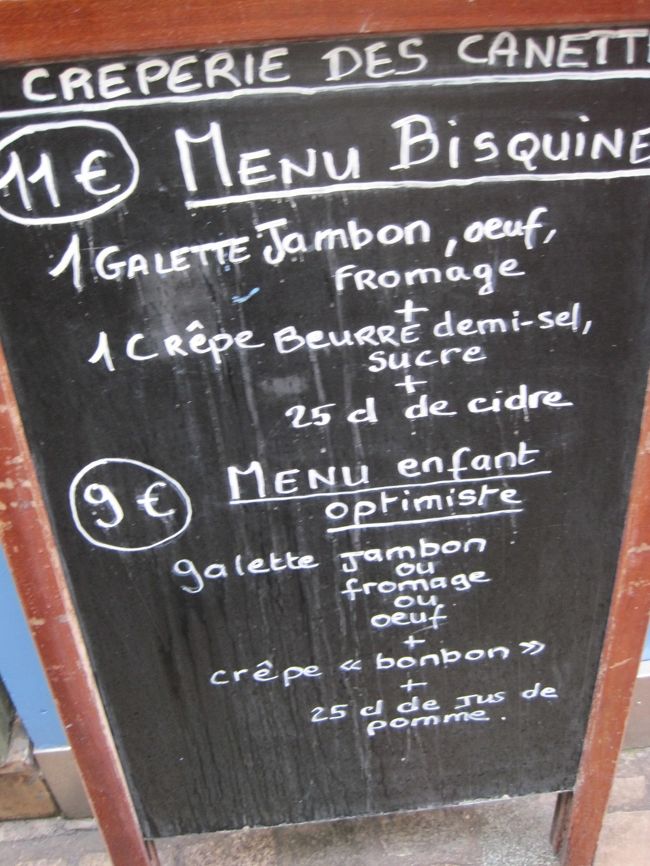 お店の外にあったメニュー。<br /><br />読めなかった☆けど中のメニューは英語もあって<br />モッツァレラチーズとトマトとハムのガレット<br />を頼みました。食後にカフェ・クレム♪<br /><br />皮薄めでうましでした。大満足！また来たい☆