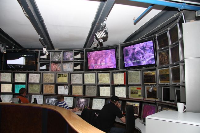 ここがＭＷＬのコントロールセクションです。<br />すべての列車・自動車・効果音や光源などがデジタル<br />制御されています。もの凄い設備です・・・<br />ドイツ語だからさっぱりわからんけど。<br />通常は２〜３人で操作していました。<br />