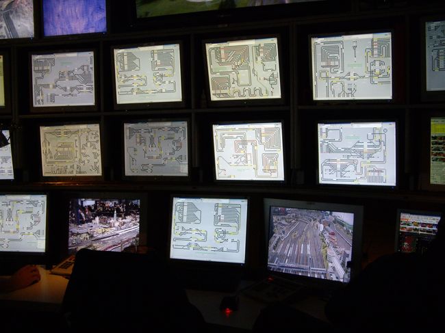 モニターには路線図が出ており、どの列車がどこを走っているのかわかるみたいです。