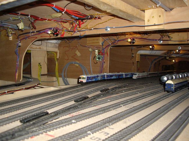 表で見える線路より、こうして隠れている線路の方が多いそうです。それにしてもまぁ、何としっかりした土台に線路や配線が・・・ドイツの人って几帳面ですね。