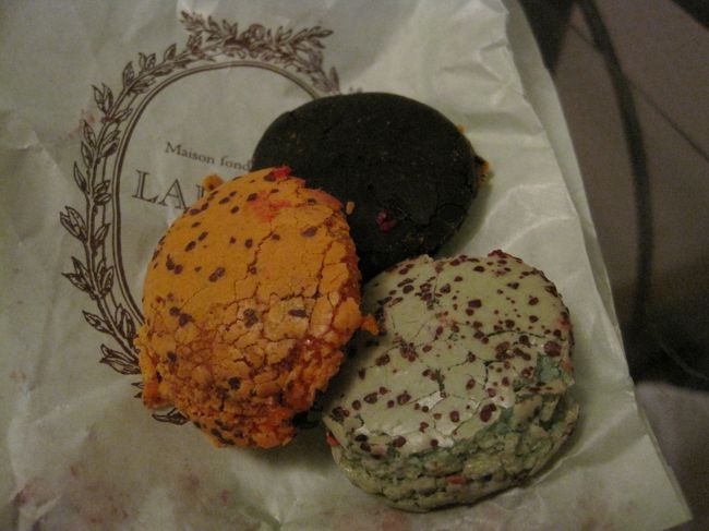 わーーっラデュレのマカロン潰れた！！<br /><br />写真撮るの忘れてましたが<br />雨の中古着屋さんでバッグとシャツ買いーのお菓子屋さん行きーのしていたので<br /><br />持ち歩きすぎた…でも味はうまし♪