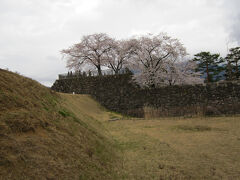 物見櫓と馬出土塁の先には川中島の合戦地が見えました

ガイドさんの名調子で、内野聖陽”勘助”が物見櫓で様子を伺い、Gackt”謙信”が霧の中から飛び出して市川亀治郎”信玄”に斬りつけるシーンが目に浮かぶよう。