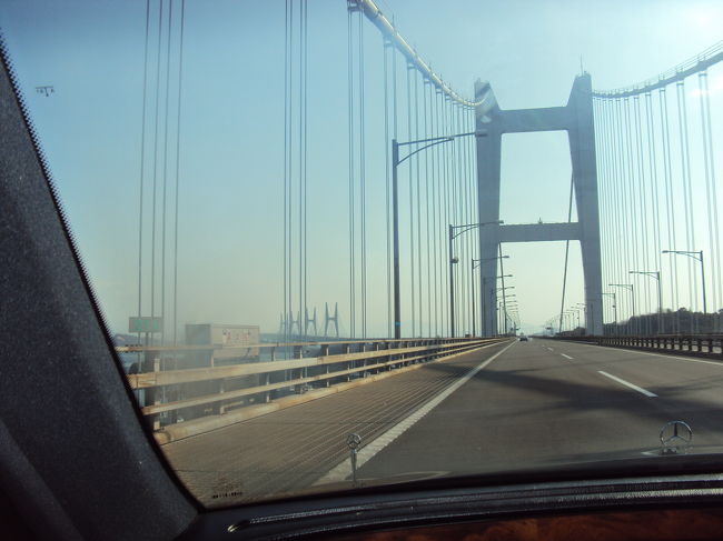 ほらほら、世界一だぞ。<br />世界一の橋を渡って、うどんを食べに行くこと、<br />日本人のしあわせなカルチャー！