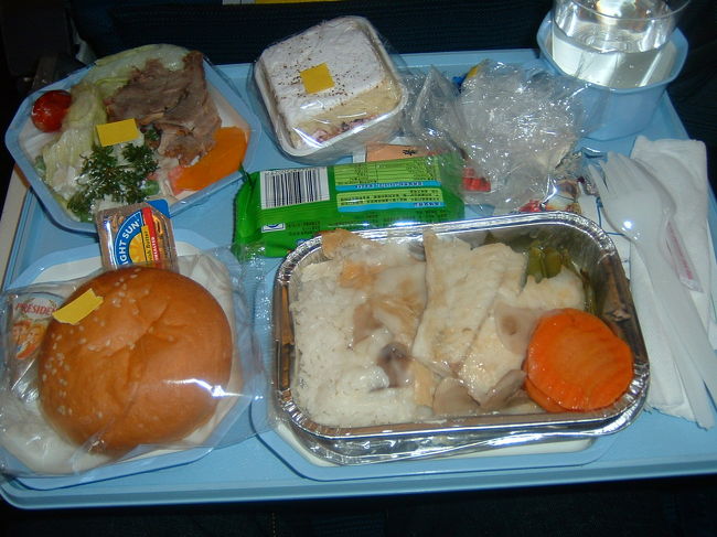 上海で一回降りて、また乗ったら<br />もう一度機内食。