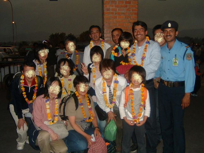 カトマンドー。やっとついたー。<br />でも昼に関空出て、こつら現地時間の6時ころ。日本時間の夜9時過ぎ。