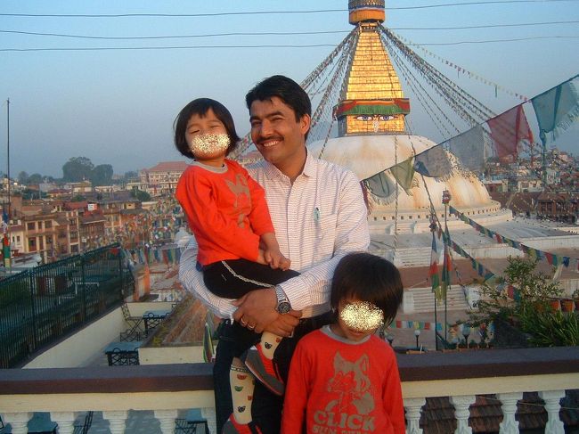 里帰りツアー初めての試み。<br />ボダナートに泊まる、の朝。<br />世界最大の仏塔のまわりを、チベット寺院、土産や、レストラン、ホテルが、ぐるりんと囲んでいる。。