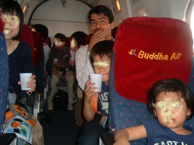 さっさと行きます。ポカラへびゅ〜んとひとっとび、最速のブッダエアー22分。<br />ほかのエアーは40分かかるのよ〜。