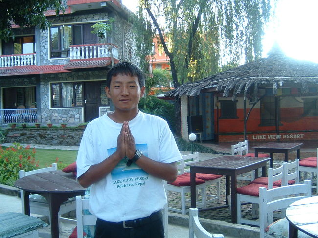 ついたホテルはポカラのレイクサイド。<br />レイクビューっていうの。<br />いっつもいるなかよしのこの兄ちゃんの名前は、<br />忘れた。