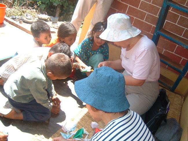 子供たちが集まった。<br />おりがみきょうしつはじまったー。