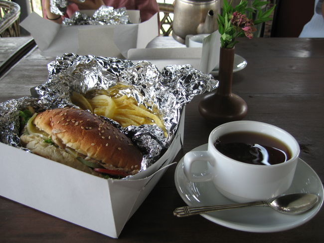 そして、ダルマさんが持たせてくれたランチパックを、フルバリのお庭で食べよう！という企画です。