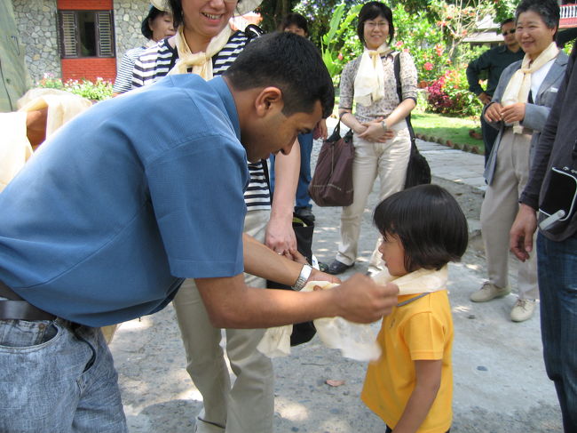 レイクビューのダルマさんが、みんなにサヨナラのカタ―（記念の布）をかけてくれまして、