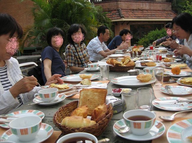 朝食もやっぱり外。<br />手間かかるなあ〜この客たち。と、かならずこころで言っただろう、そこのボーイさん！