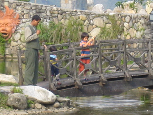 そんなことねえです。<br />ほら、お子とあそんでます。鯉のえさやり、おもしろいでしょう、お譲ちゃん・・・と言っているのか。