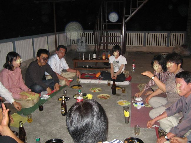 ディナーは、ブッダエアーのおえらいさんちの屋上。<br />ヴェジタリアンだったのね。でも、おいしかった。