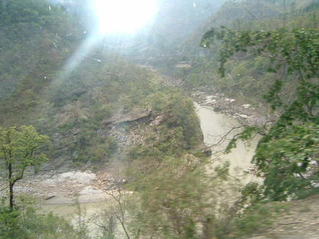 さあさ、ルンビニに向けてすっぱーつ！<br />山あり谷、川、天空の町・・・