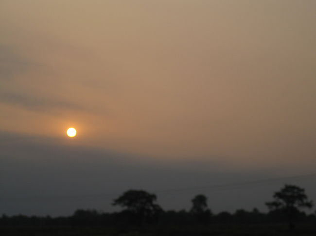 夕焼けまえのルンビニに到着。<br /><br />何もない広さ、包まれるこの感覚、ルンビニだ。<br /><br />今夜は仏陀の懐に眠ろう。