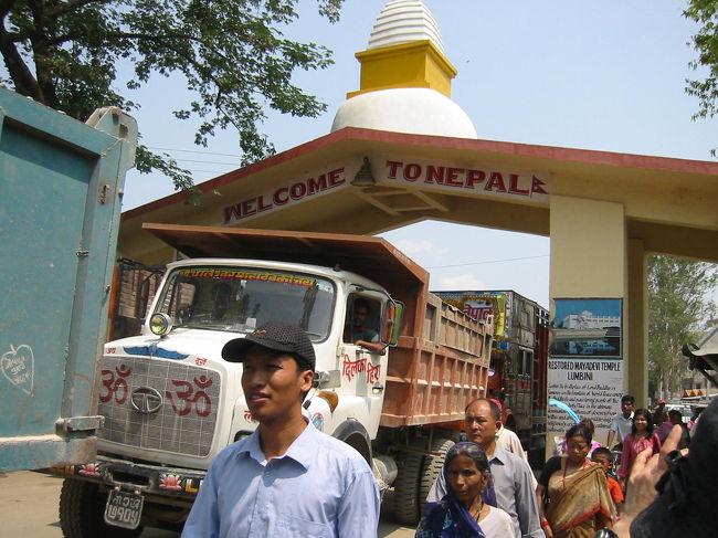 それから国境の町へ。<br />これがボーダーのゲート。ええ？　Welcome to Nepal?<br />そう、国境勤務の警官がパパの知り合いだったので、<br />ちょっくらインドに入れてもらった。<br />ぼうめいじゃ〜〜〜〜〜〜！