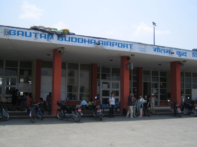 そして懐かしのバイラワ空港。<br />パパがここに勤務していた時は、ふた月毎に来たものよ。<br />大きな月、一本道、日向の香りの風、そんなバイラワの町から、カトマンド―へ　ひとっとびじゃー！