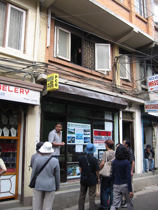 やって来ましたのはこれまた懐かしの町タメル。<br />2階の私の部屋は、マッサージになっていましたが、<br />1Ｆはいまだに「麦」です。