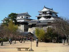 松山と言えば、道後温泉、坊っちゃん、坂の上の雲と並んで、現存天守を持つ「松山城」でもあります。


お城の様子は以下にまとめています。
http://4travel.jp/traveler/korotama/album/10448873/