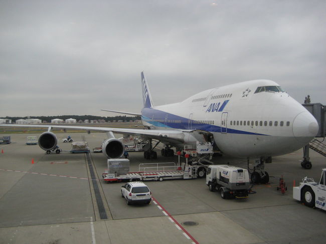 今回乗る飛行機です。<br />パリへはＮＨ２０５便で行きます。<br /><br />１１：２０成田発、１６：４０シャルル・ド・ゴール着。<br />約１２時間２０分の空の旅。<br />